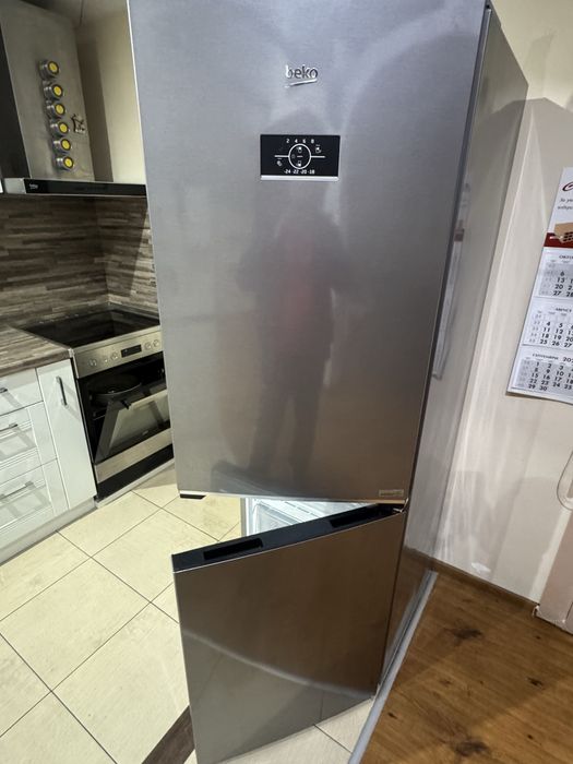 Продавам чисто нов хладилник Beko,