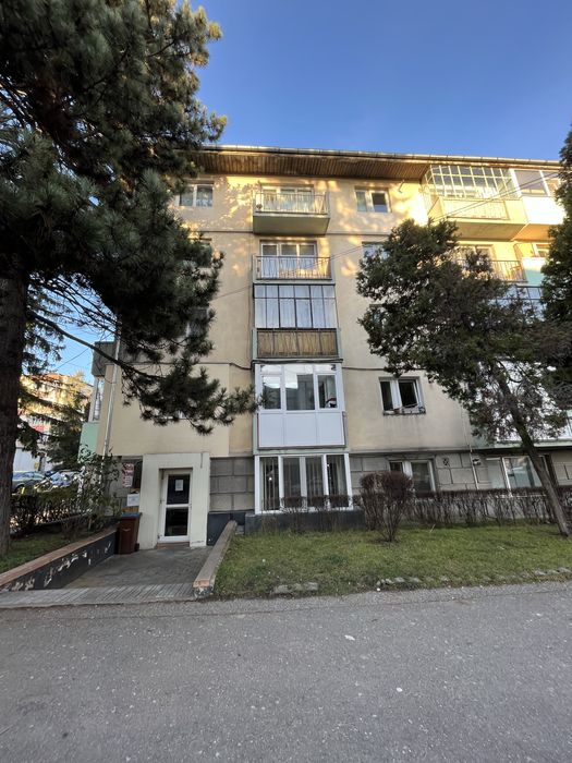 Inchiriez apartament 2 camere decomandat  Campulung centru