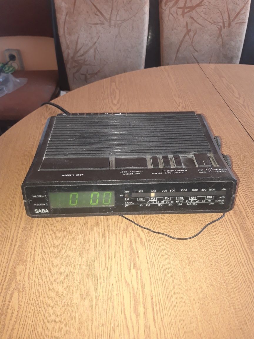 Стари настолни радио часовници