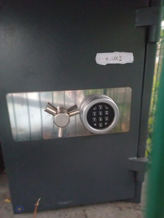 Seif metalic profesional cu închidere electronică – 2 bucăți disponibi