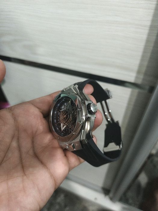 Soat Hublot batareyka korpus neyjavika rangi ocmidi

Icidiga xamma fun