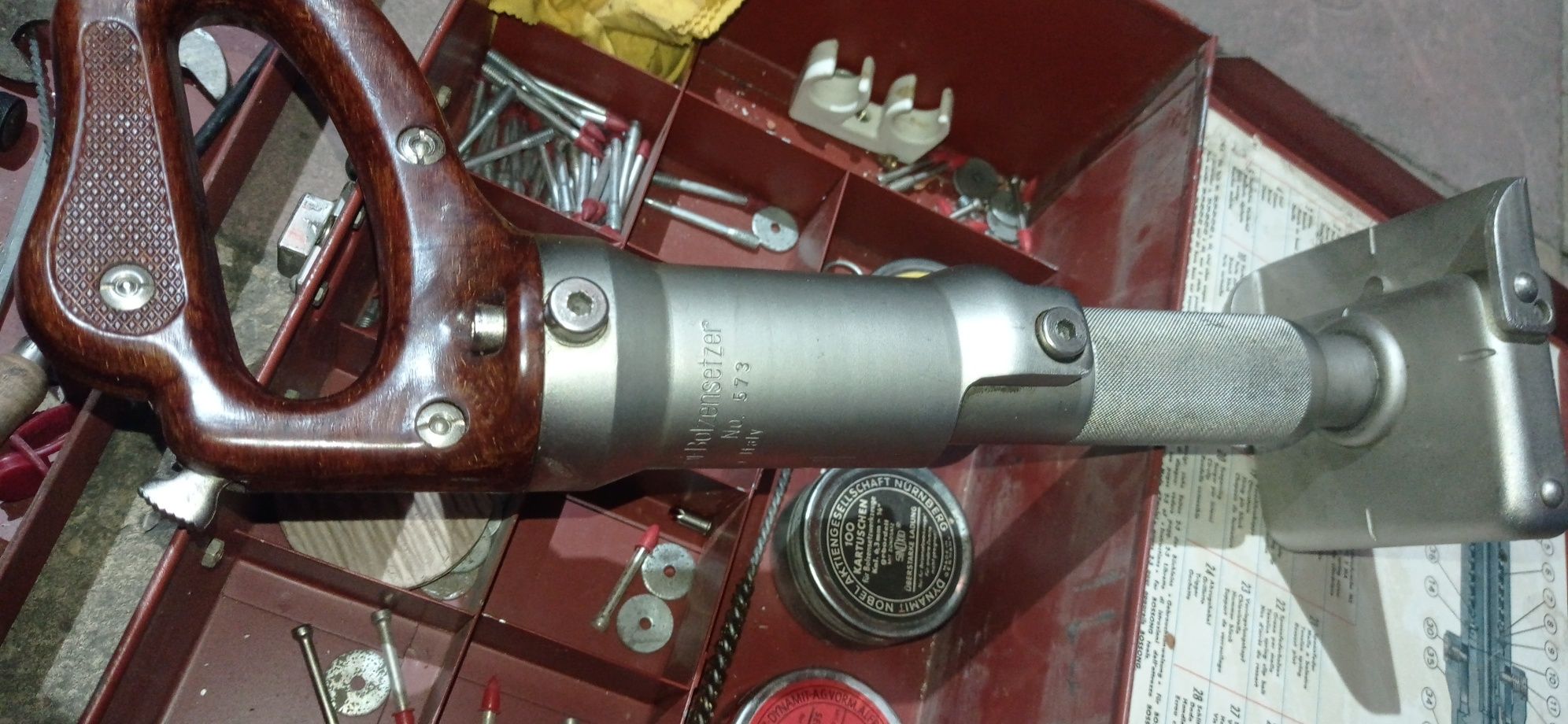 Pistol cu capse pirotehnice pentru bătut cuie in beton sau fier