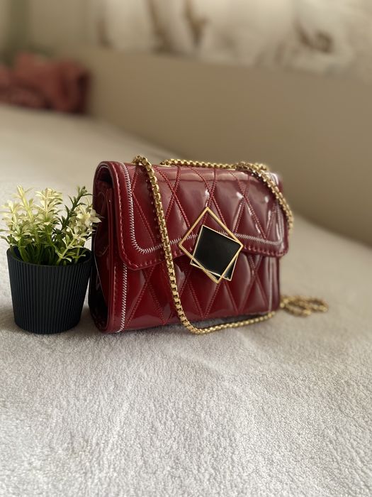 Чисто нова червена кожена чанта