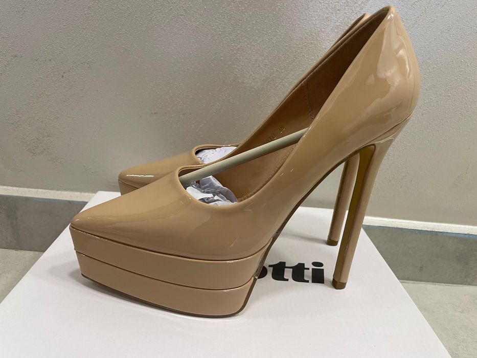 Бежови обувки на висок ток