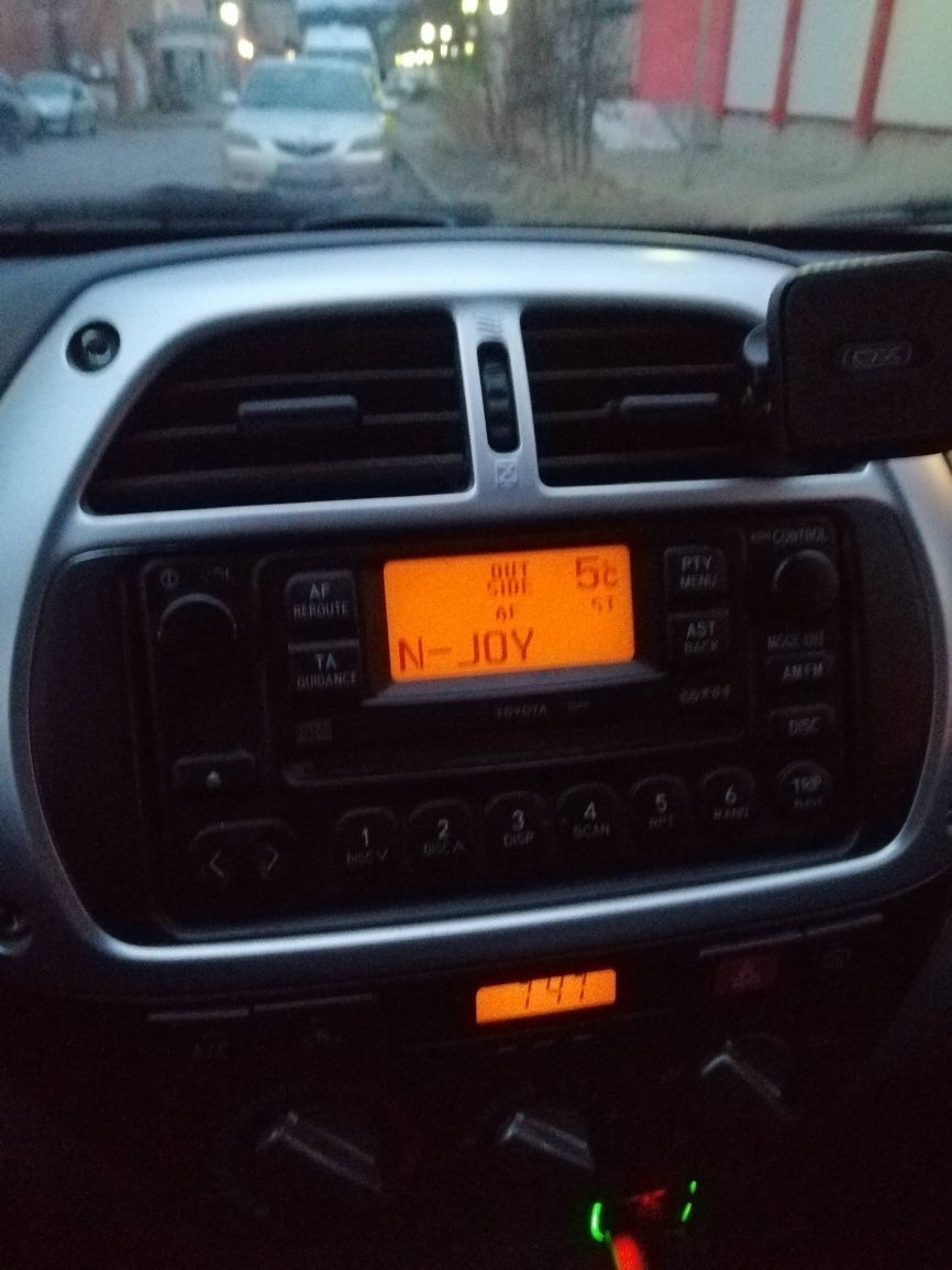 Продавам оригинална музика за RAV4 2000г