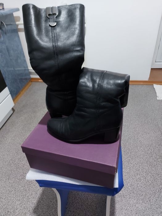 Продам сапоги зимние 37 размер.Тёплый ,удобный,чуть каблук есть