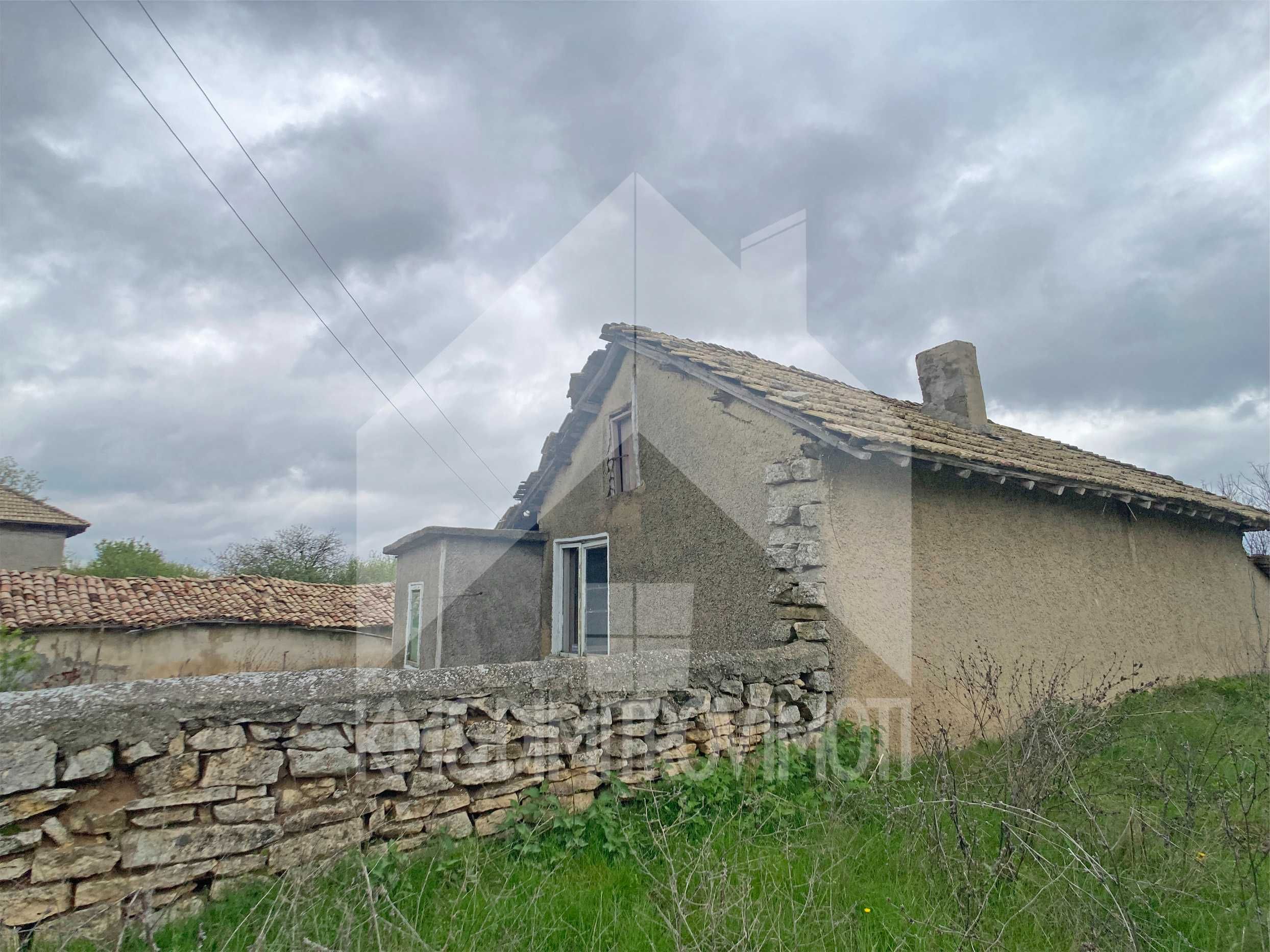 ПРОДАВА тухлена къща с равен 1,2 ДКА ДВОР в с. Мировци (обл. Шумен)