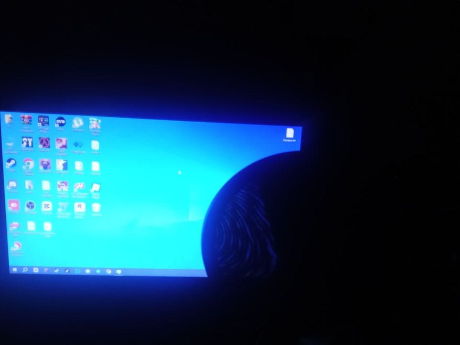 Продам игравой компьютер 
В комплекте студийный микрофон с кранштейном