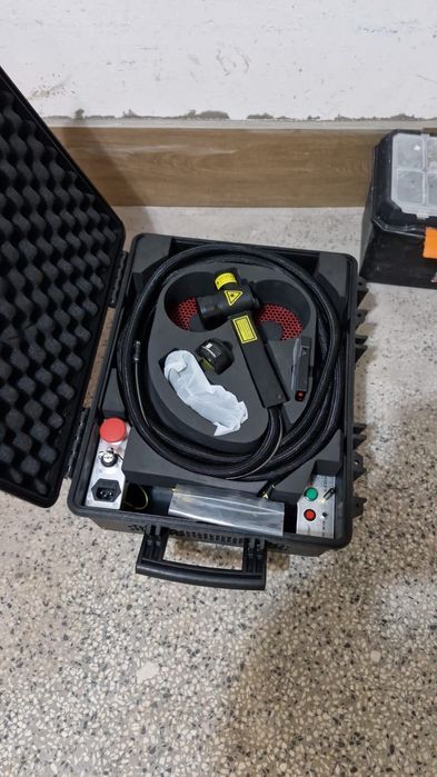 Импулсна лазерна почистваща машина 300 W . Куфар.