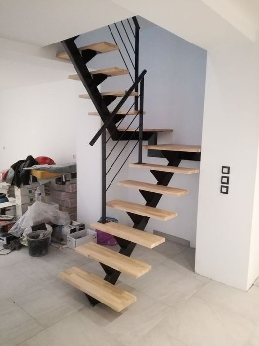 Realizăm: Scări metalice pe un vang central