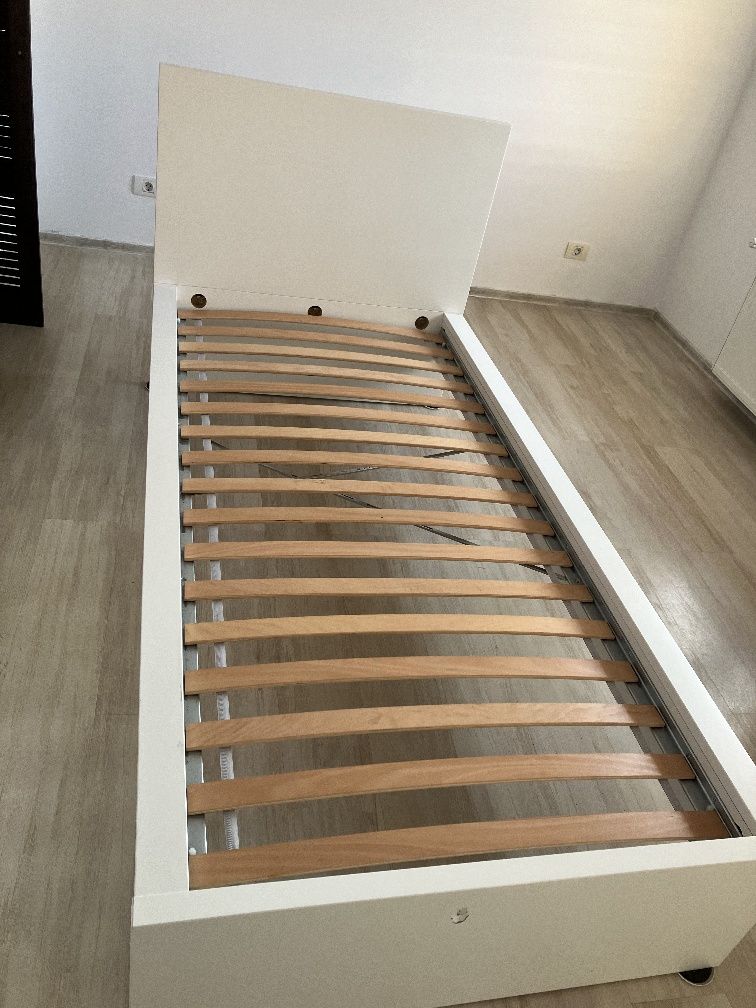 Pat cadru inalt, somiera, saltea, 2 cutii depozitare ikea 90×200