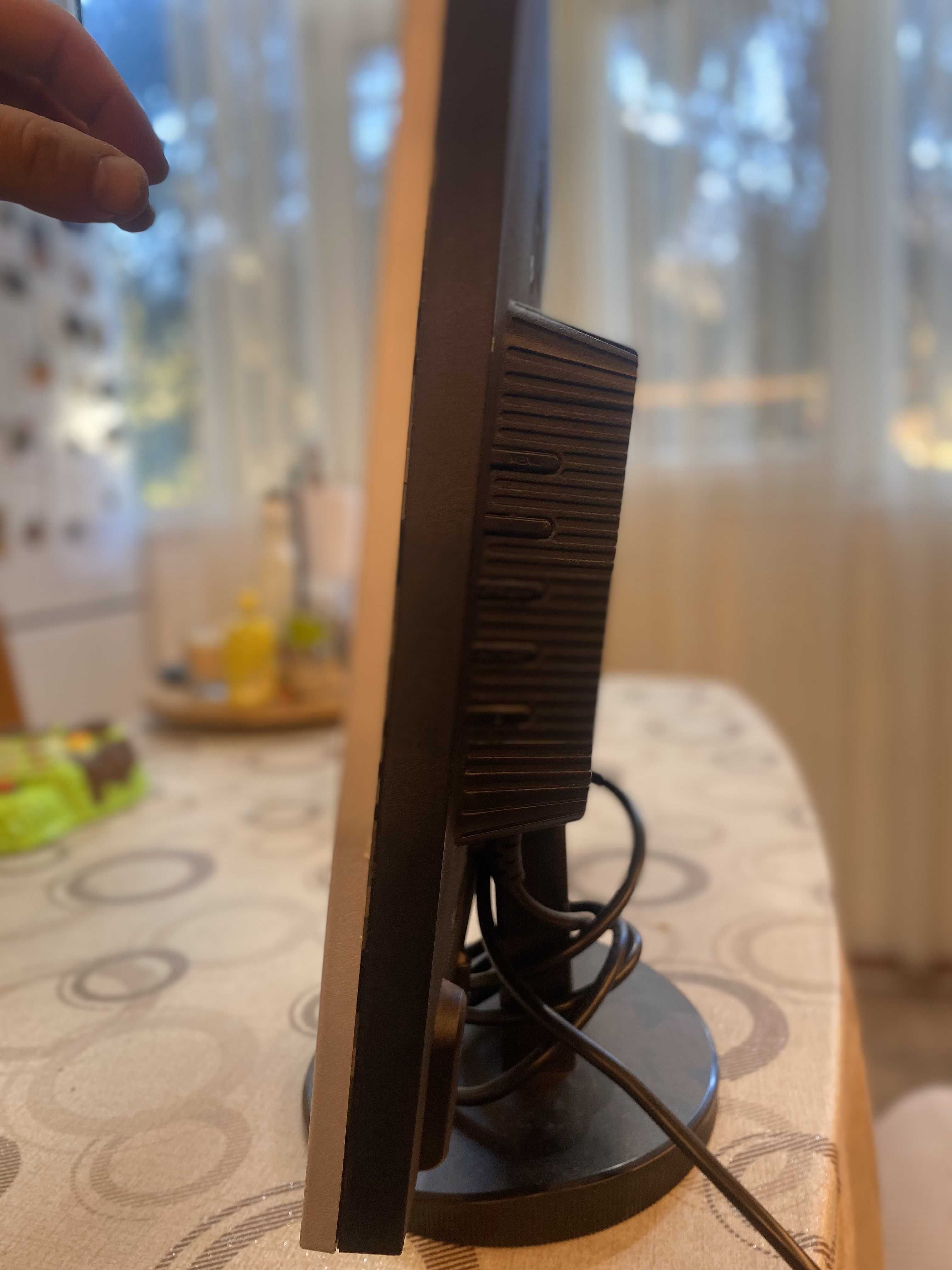Монитор LG Flatron L1952SQ 19 инча