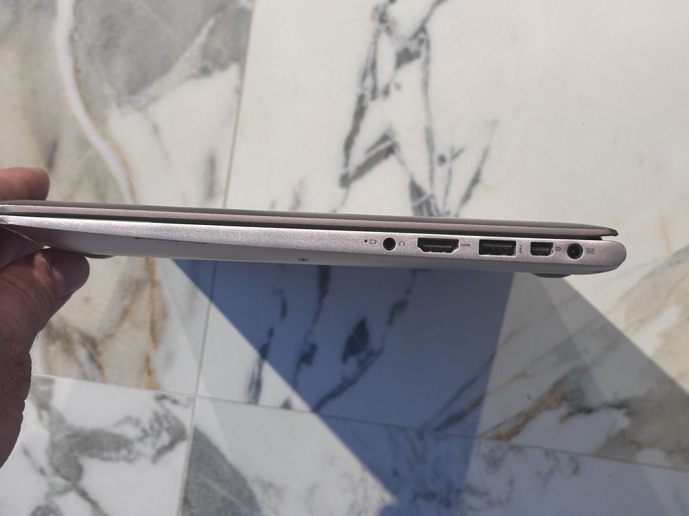 13” FHD IPS ASUS Zenbook Core i7-6500CPU/12GB RAM/512GB SSD