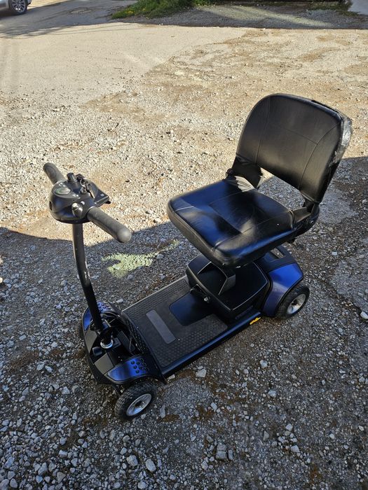Електрически скутер за трудноподвижни хора и инвалиди