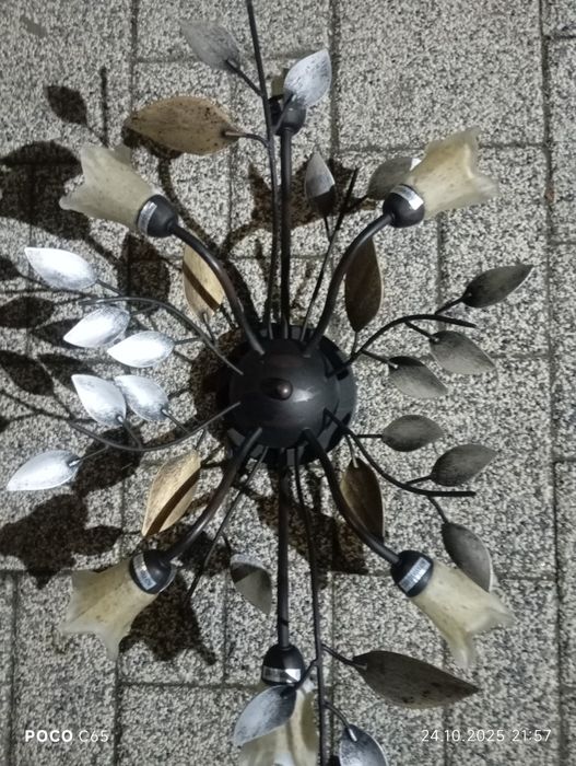 Donez  3 bucăți lustre  funcționale fara becuri se pot monta becuri le