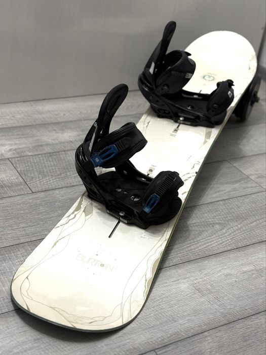 Продам новый сноуборд с креплениями Burton