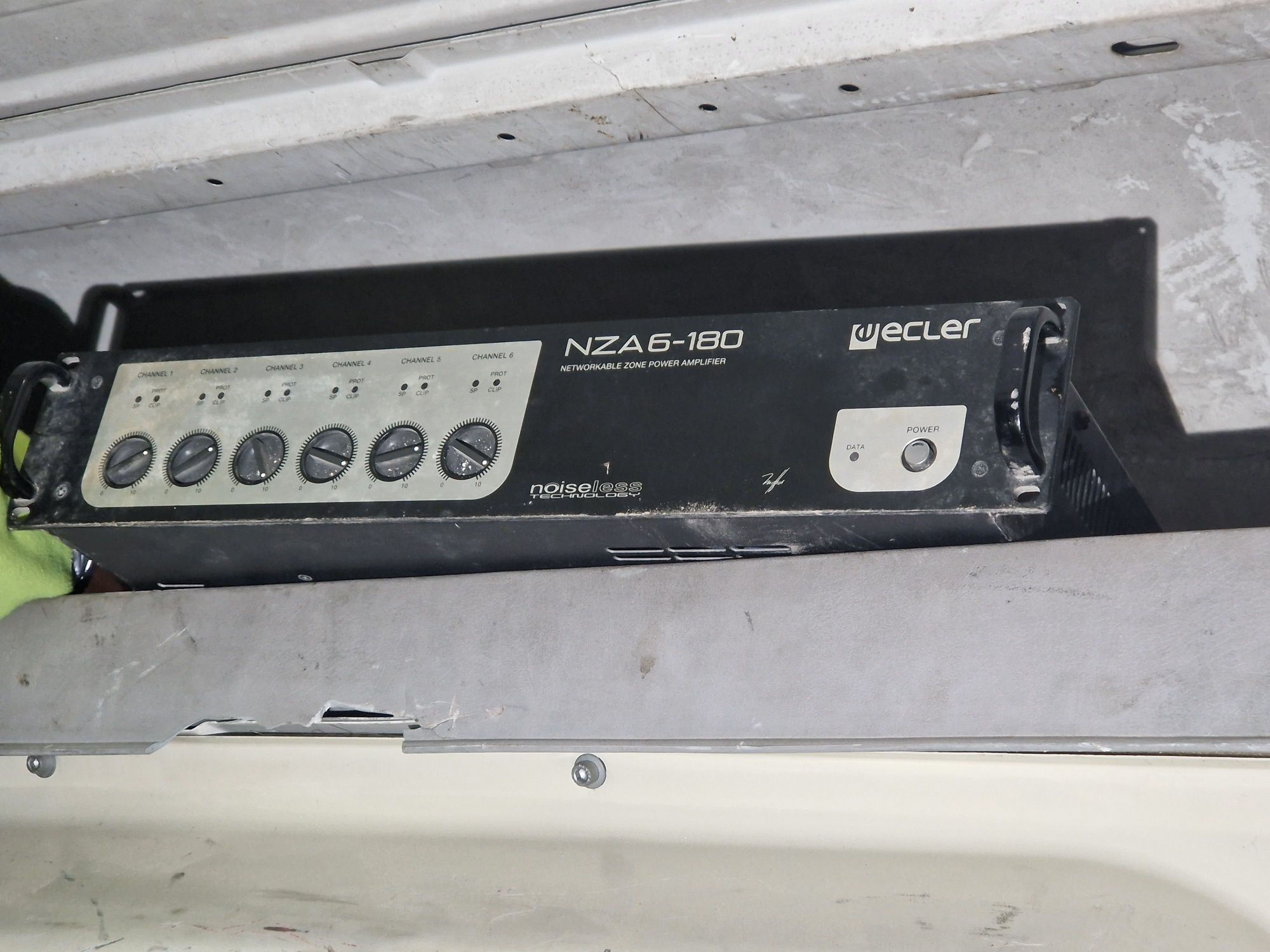 Vând amplificator 1200 W NZA  6-180 Ecler
