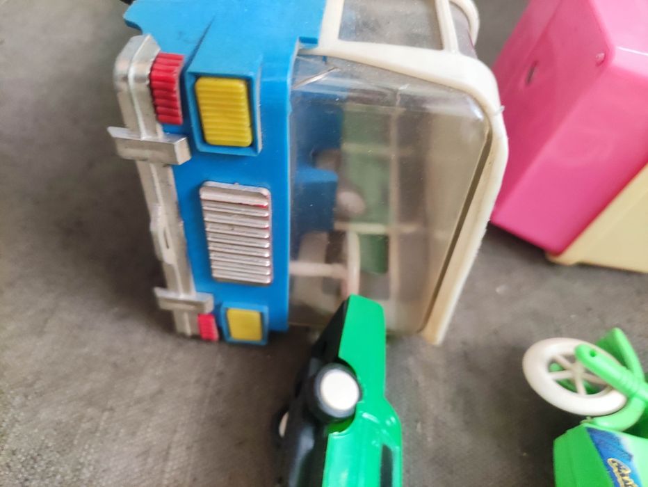 Продавам две порцеланови кукли