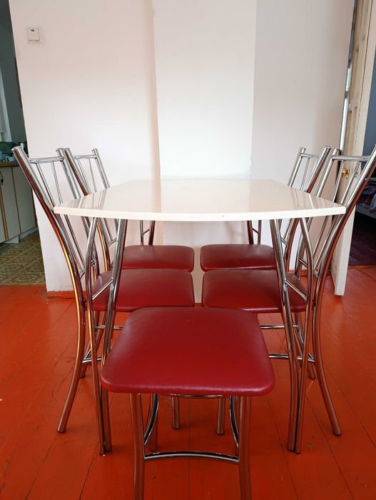 Стол и стулья комплектом