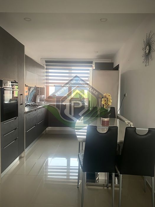 De vânzare: Apartament 2 camere cu terasă generoasă și parcare privată