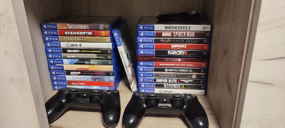 PS4 cu jocuri si 2 manete!