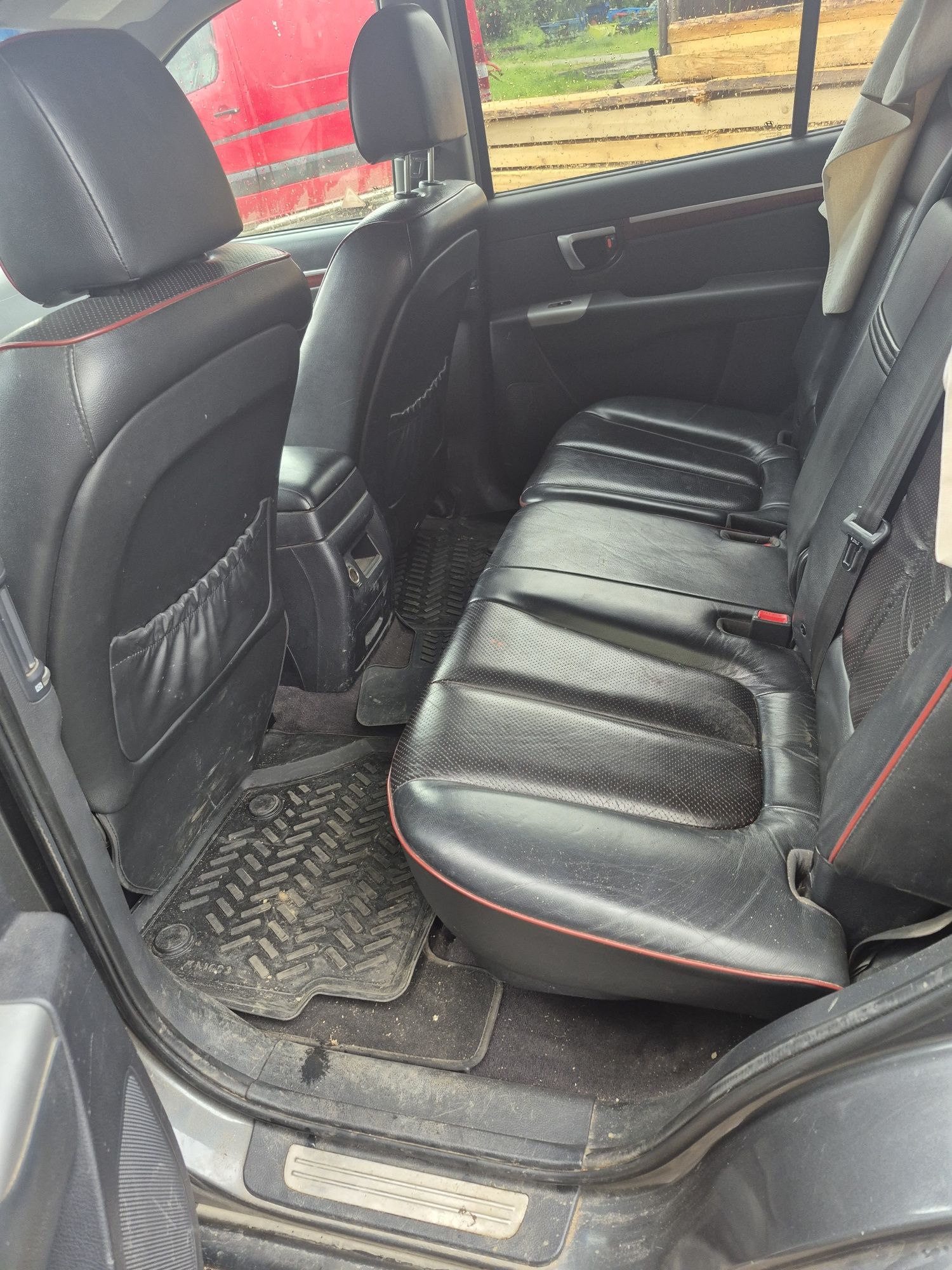 Hyundai santa fe.