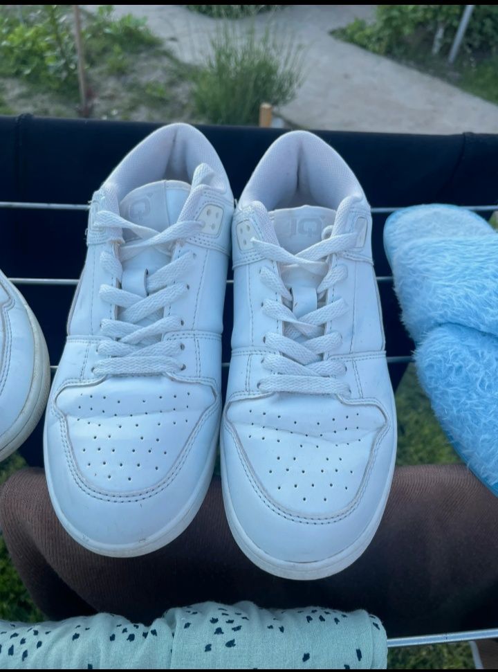 Adidași superbi.