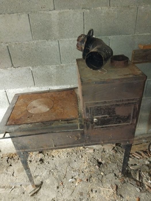 Soba pe lemne si gaz in stare foarte bună