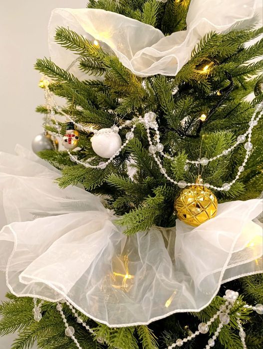 Ёлка с гирляндами и игрушками