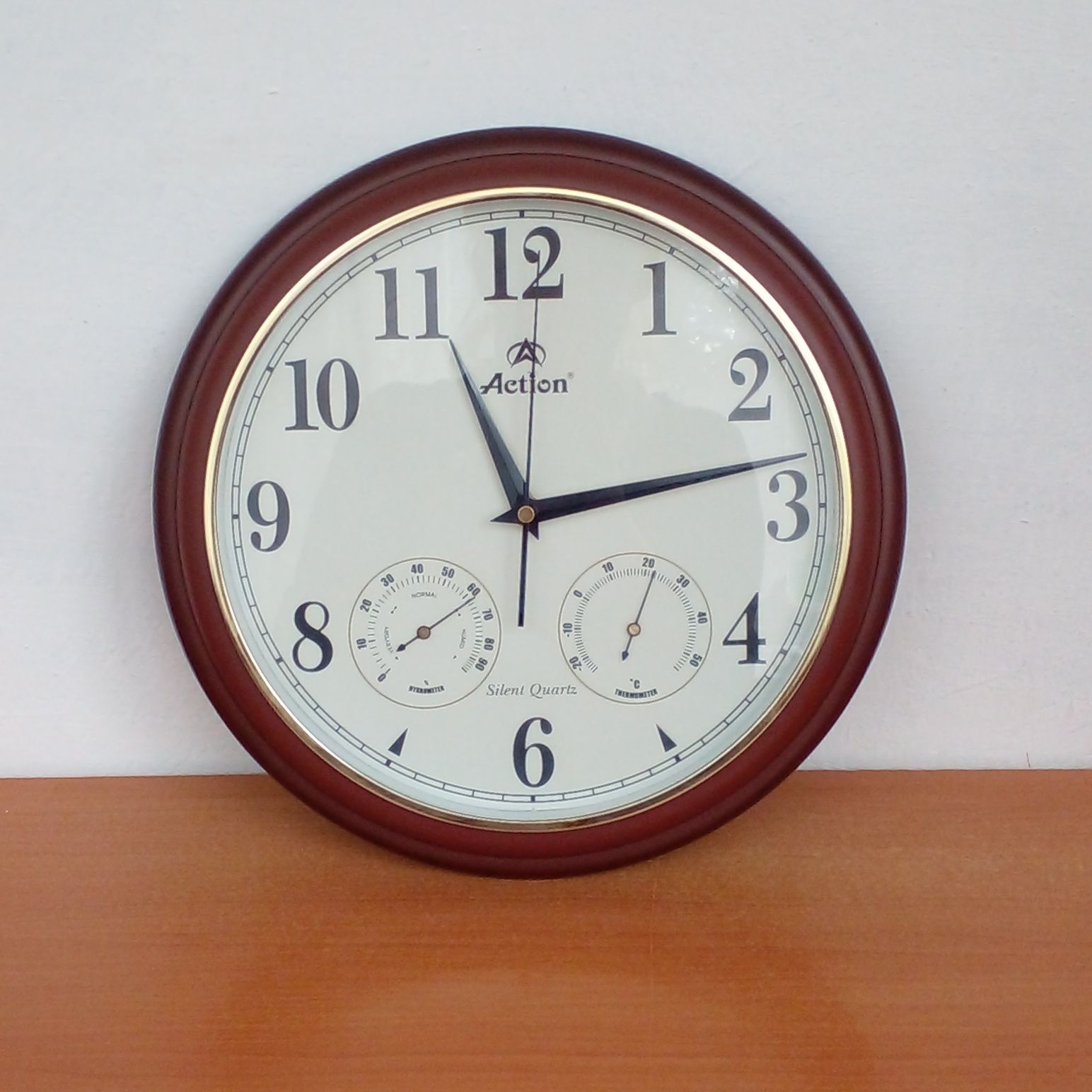 Настенные часы, с встроенным термометром и гигрометром (влажность)