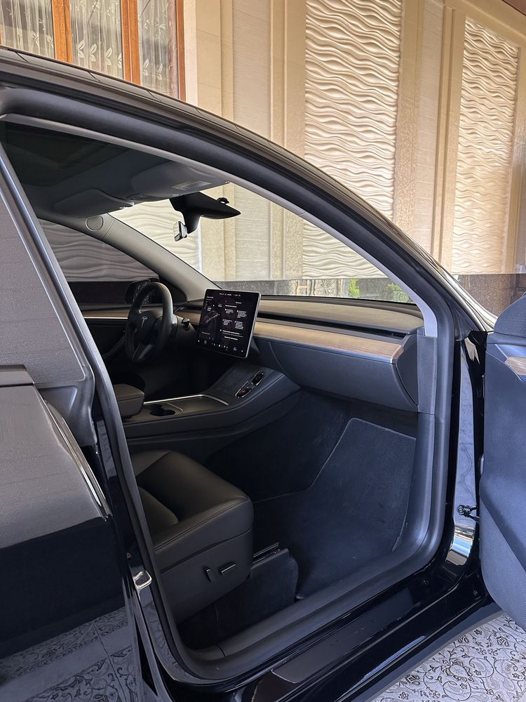 Tesla Model L 2021 bir qol