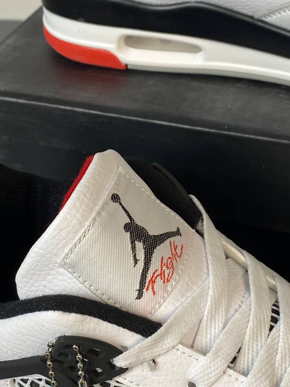 Jordan

кроссовки Air Jordan 4 Retro
Люкс