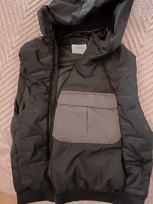 Vestă neagra băieți .Zara mărimea  164.. 13...13 ani