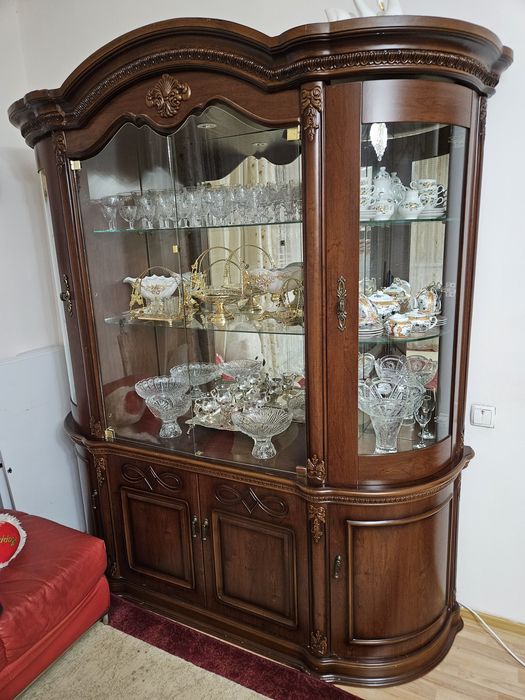 Шкаф сервант, из настоящего дерева, 200000 тг, торг