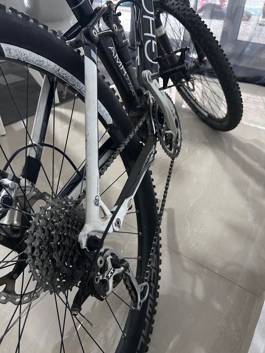 Se vinde mountain bike de carbon