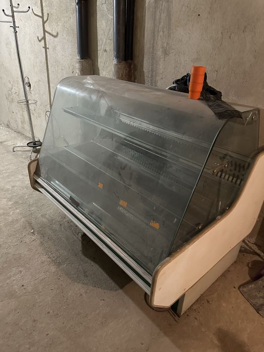 Сладкарска хладилна витрина