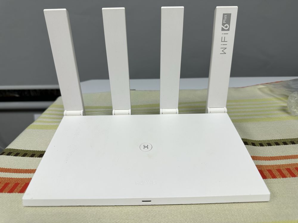 Продам роутер от компаний Huawei WS7100