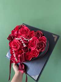 Сърце от червени рози/ цветя в кутия сърце Свети Валентин