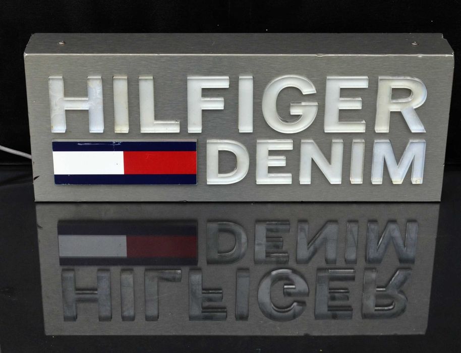 Reclama luminoasa Tommy Hilfiger DENIM