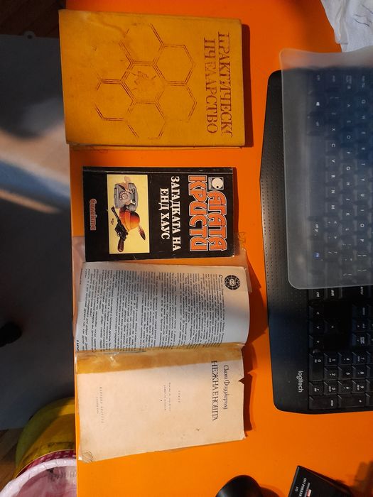 Видеокасети и книги