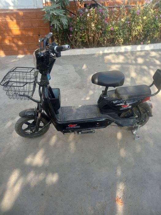 Skuter sotiladi  4 Ta akumlyatorlik 1 zaryad bilan 40 km.yuradi