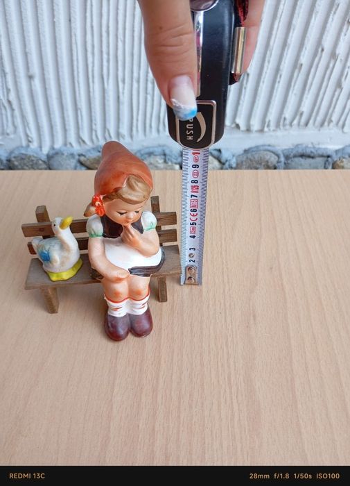 Керамична фигурка на момиче с патица