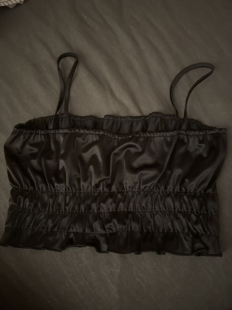 Черен crop top с тънки презрамки