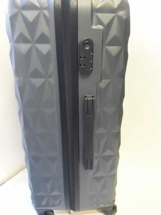 Куфар с четири колелца