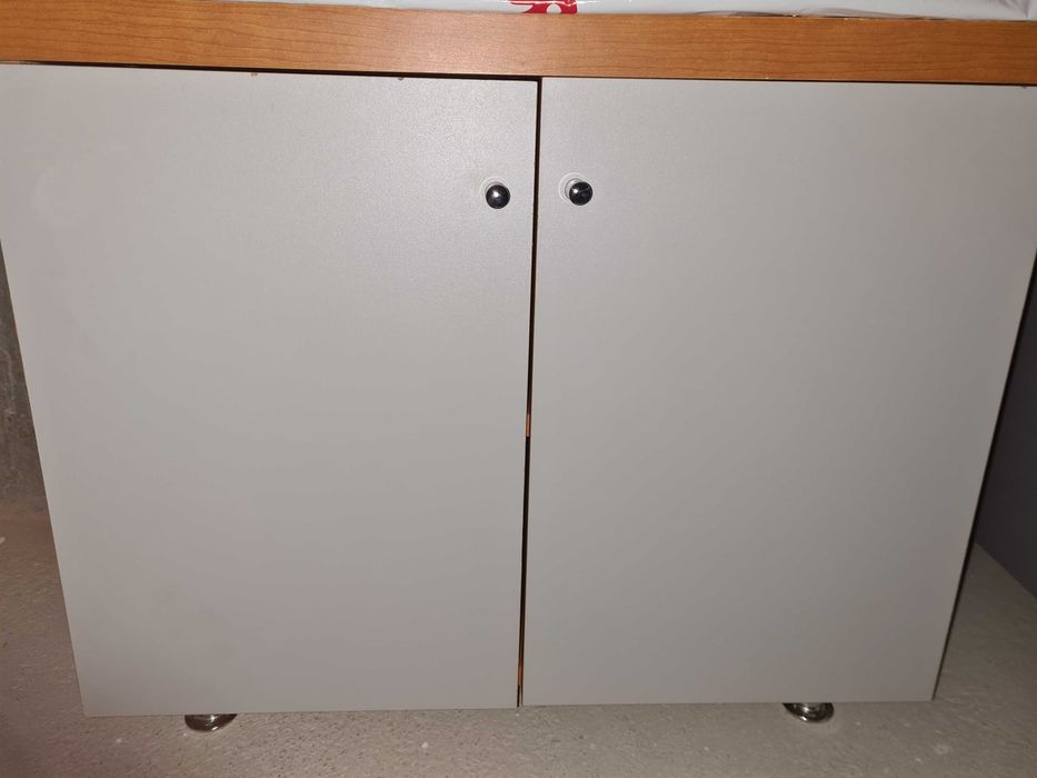 Corp mobilier cu picioare