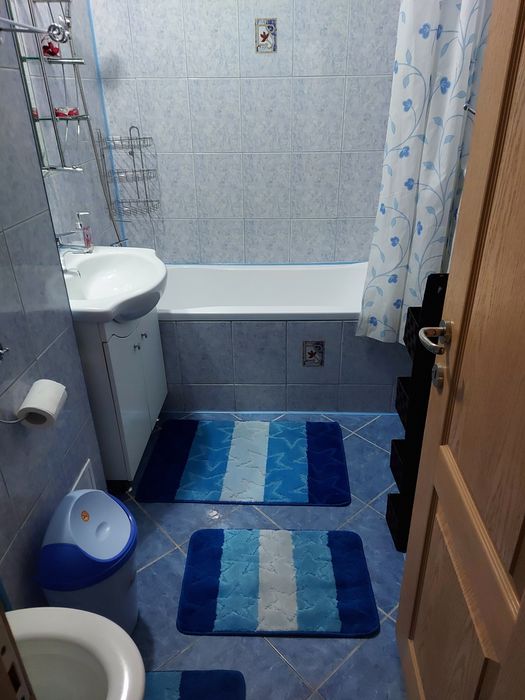 Închiriez apartament 2 camere decomandat .