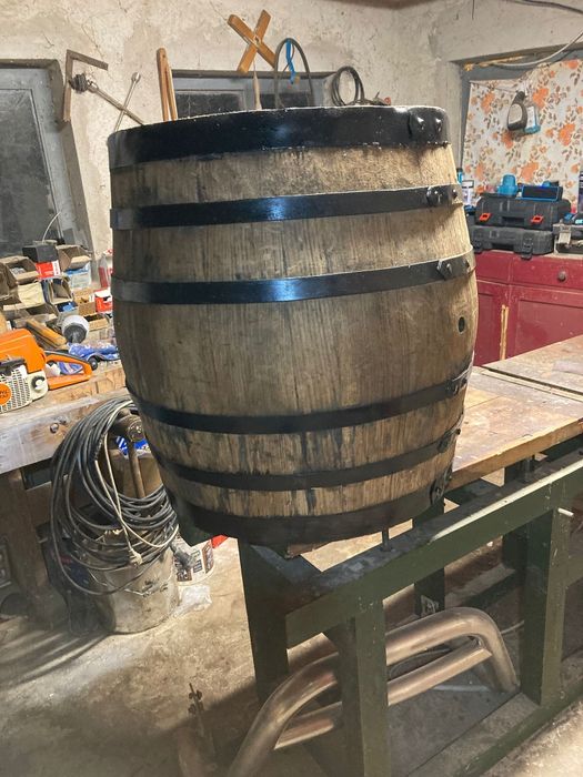 Vind doua butoaie de 100 de litri in stare foarte buna.