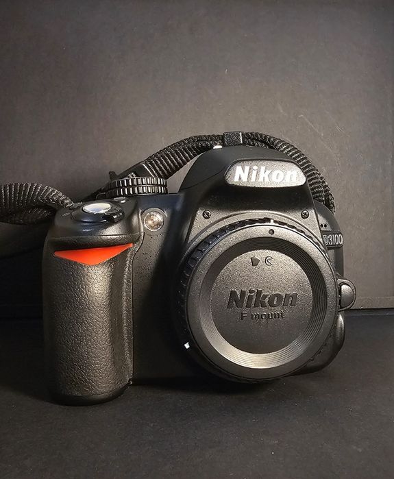 Vând Nikon D3100 + obiectiv kit Nikkor 18mm-50mm
