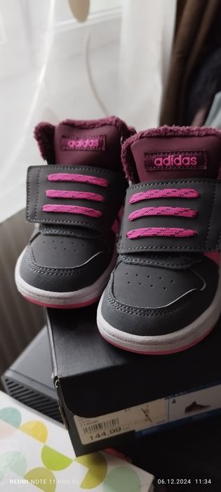 Ghetute Adidas M21  in stare perfecta.