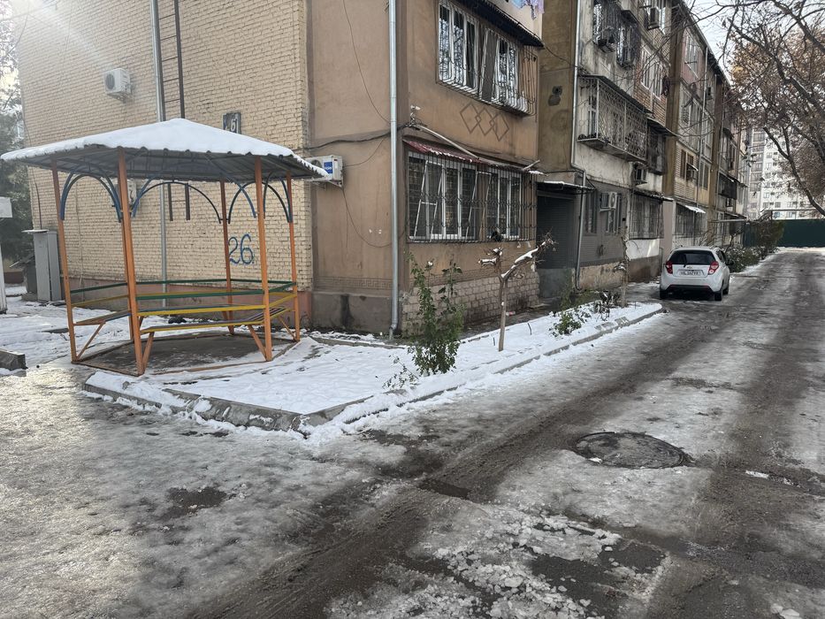 Uy sotiladi pod ofis. Severniy olmazorda